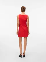 Vestido corto sin mangas con cuello redondo y calce regular. Confeccionado en tejido plano color rojo con mezcla de poliéster y elastano. Su diseño simple y elegante lo hace ideal tanto para ocasiones formales como para eventos o fiestas.