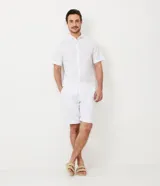 Bermuda de lino blanca, de corte recto y largo a la rodilla.