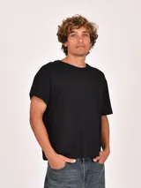 Remera negra de manga corta y cuello redondo, con corte holgado.