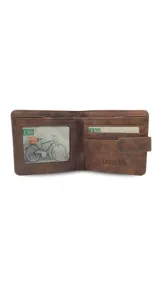 Billetera marrón oscuro de símil cuero y tela canvas con presilla. Interior con visor, doble repartición para billetes, tarjeteros y bolsillo.