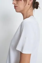 Remera negra de algodón, corte clásico y mangas cortas.