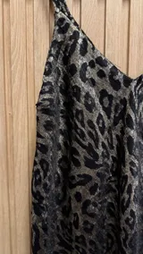 Top de tirantes finos con estampado animal print metalizado dorado y negro, de corte clásico.