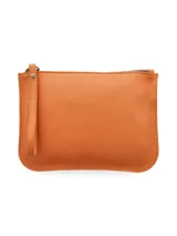 Sobre de cuero color naranja con cierre superior y correa de muñeca.