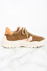 Zapatillas de cuero color marrón con detalles en beige y suela chunky.