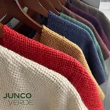 Ruana de lana merino tejida en telares manuales, disponible en varios colores.
