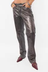Pantalón de denim gris metalizado, corte recto y tiro medio.