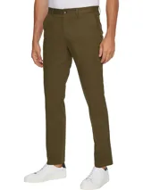 Pantalón chino color verde oliva, de corte recto, con bolsillos laterales y traseros.
