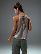 Musculosa beige de corte recto y cuello redondo.