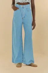 Pantalón de jean celeste, corte amplio y cómodo, con cintura ajustable.