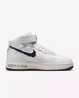 Championes Nike Air Force 1 Alto Remastered de hombre, color blanco con detalles en negro. Diseño de caña alta con correa ajustable en el tobillo y amortiguación Air Max visible en la entresuela.
