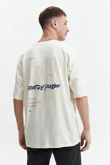 Remera verde con estampa de flores y texto en la espalda, corte oversize y mangas cortas.