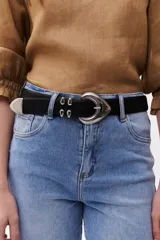 Cinturón negro de cuero sintético con hebilla plateada de estilo western y apliques metálicos plateados.