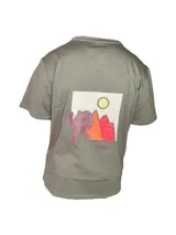 Remera blanca de algodón con cuello redondo y mangas cortas. Estampado pequeño en el pecho de un hombre haciendo una pose.