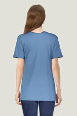 Remera celeste con cuello redondo y mangas cortas. Estampado frontal con la palabra "Uruguay" en color gris y "noma!" en negro.