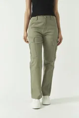 Pantalón cargo color verde militar, de tiro alto, con bolsillos laterales y traseros, y presillas para cinturón. Confeccionado en algodón con elastano.