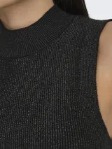 Top negro de punto con cuello alto, sin mangas y calce ajustado.