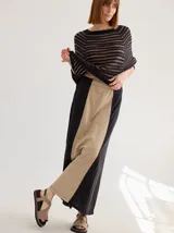 Falda larga de corte recto, con panel central color beige y paneles laterales color negro.