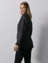 Blazer entallado blanco, marca Robert Louis, con cuello con solapa, abertura central con botón, bolsillos delanteros y mangas largas caladas.