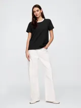 Remera negra de cuello redondo con ribete blanco.