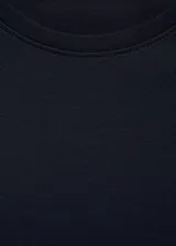 Remera azul marino de algodón con cuello redondo y corte entallado.