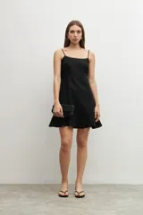 Vestido corto de lino negro con escote cuadrado y volado en la falda.