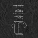 Camisa blanca de corte amplio, con cuello clásico y mangas cortas. Ideal para usar en verano.