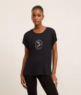 Remera deportiva negra de modal con elastano, cuello redondo y mangas cortas. Estampa frontal con lettering en color beige que dice 'Practice Before Coffee Summer Health Club 1970'.