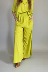 Pantalón palazzo color lima de lino, con cintura elastizada.