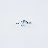 Anillo de plata 925 con topacio celeste redondo engarzado.