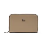 Fichero o billetera pequeña con cierre perimetral, color beige claro, con textura de cuero y logo metálico plateado con las letras "XL" en el frente.