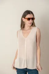 Blusa italiana tejida en lino y viscosa, color beige. Modelo musculosa sin mangas y escote en V.