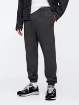 Pantalón de jogging gris oscuro con logo de Gap bordado en la cadera.