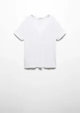 Remera blanca de corte recto, con cuello en V y mangas cortas.