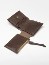 Billetera desplegable de cuero craquelado color marrón, con curtición vegetal. Cierre con broche, compartimento para billetes, monedero con cremallera y tarjetero.