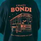 Buzo negro de corte clásico con cuello redondo y puños y cintura acanalados. Estampado pequeño de un autobús escolar en el centro del pecho.