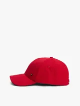 Gorra de béisbol roja de franela de puro algodón con diseño de seis paneles, botón en la parte superior, ojales de ventilación y hebilla de ajuste metálica en la parte trasera.