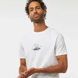 Camiseta blanca de manga corta con estampado en la espalda de una playa con palmeras y la frase "Sunset Hours".