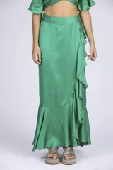 Pollera larga color verde, con detalles de volantes y de corte fluido.
