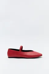 Balerina roja de cuero, con punta redondeada y tira elástica sobre el empeine.