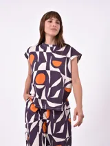 Remera negra con estampado abstracto en blanco.