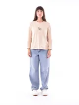 Remera blanca de manga larga con cuello redondo y estampado frontal con la frase "All my love darling" en color celeste.