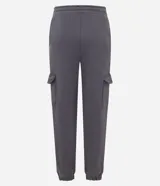 Pantalón jogger gris con bolsillos cargo laterales, cintura elastizada con cordón ajustable y puños ajustados.