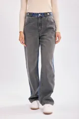 Pantalón jean de tiro alto, corte recto y diseño bicolor en gris y azul.