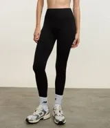 Calza deportiva larga color rosa viejo, de poliamida texturizada y sin costuras, con cintura alta.