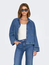 Chaqueta corta de jean azul con cuello clásico, cierre abotonado, bolsillos frontales y mangas largas con puños anchos.