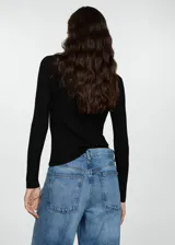 Jersey de punto fino negro, con cuello perkins, diseño entallado y manga larga.