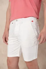 Bermuda color beige de corte clásico con bolsillos laterales y traseros.