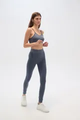 Calza larga color marrón, de tiro alto y corte ajustado.