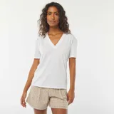 Remera blanca de manga corta con cuello de pico.