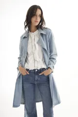 Trench de jean celeste, de corte largo y estilo relajado.